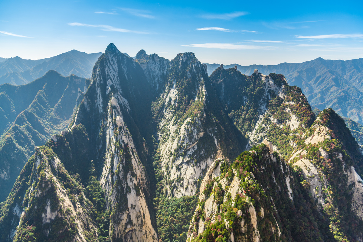 华山上的群峰图,这应该是一处有命名的景点,看着峥嵘群峰,不由得想起
