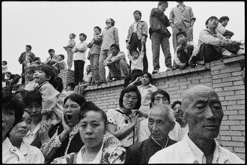 潘科《日蚀》郊区看热闹的老百姓     西安 1990