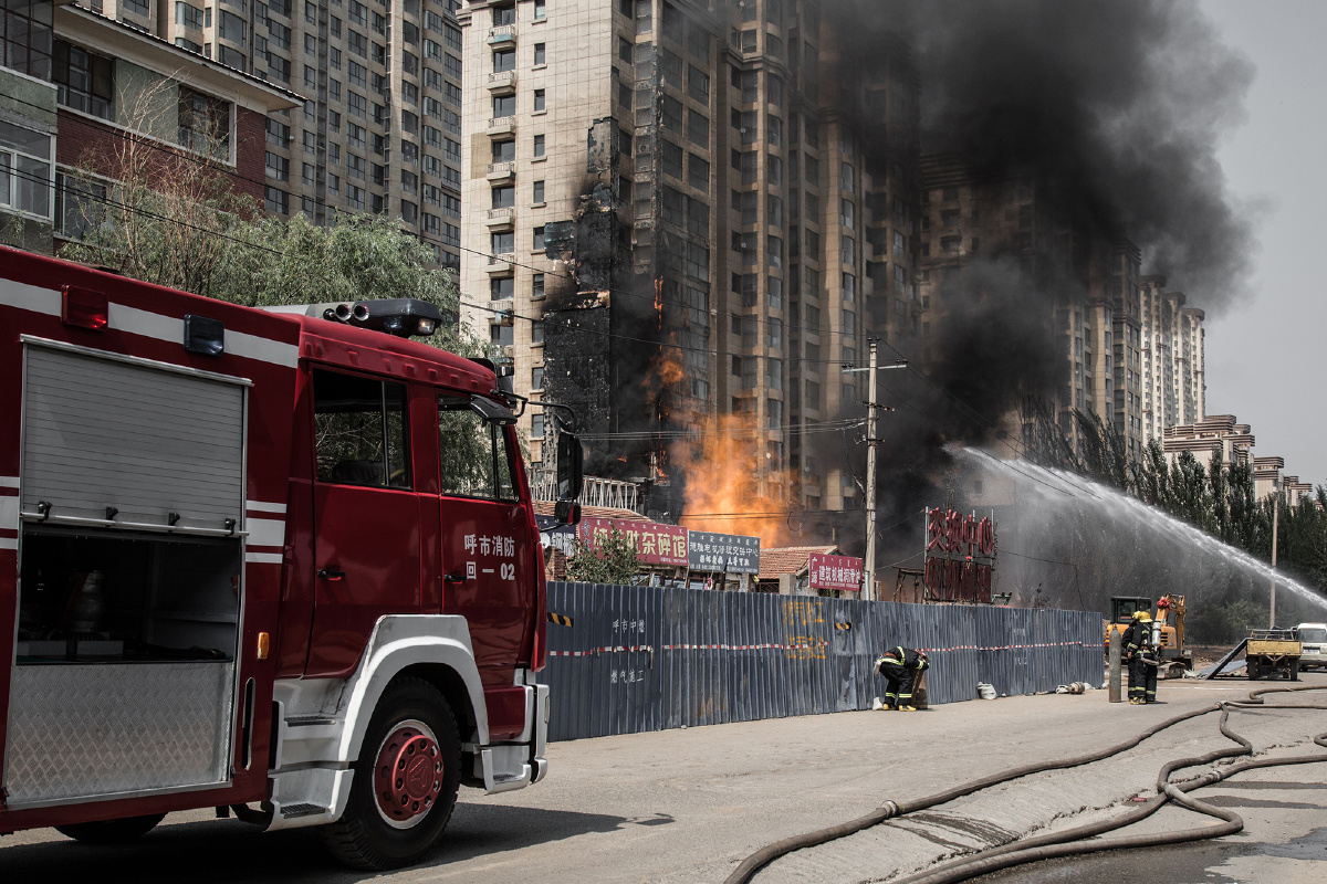 地面上不断喷出凶猛火龙,火焰足足有近30米高!