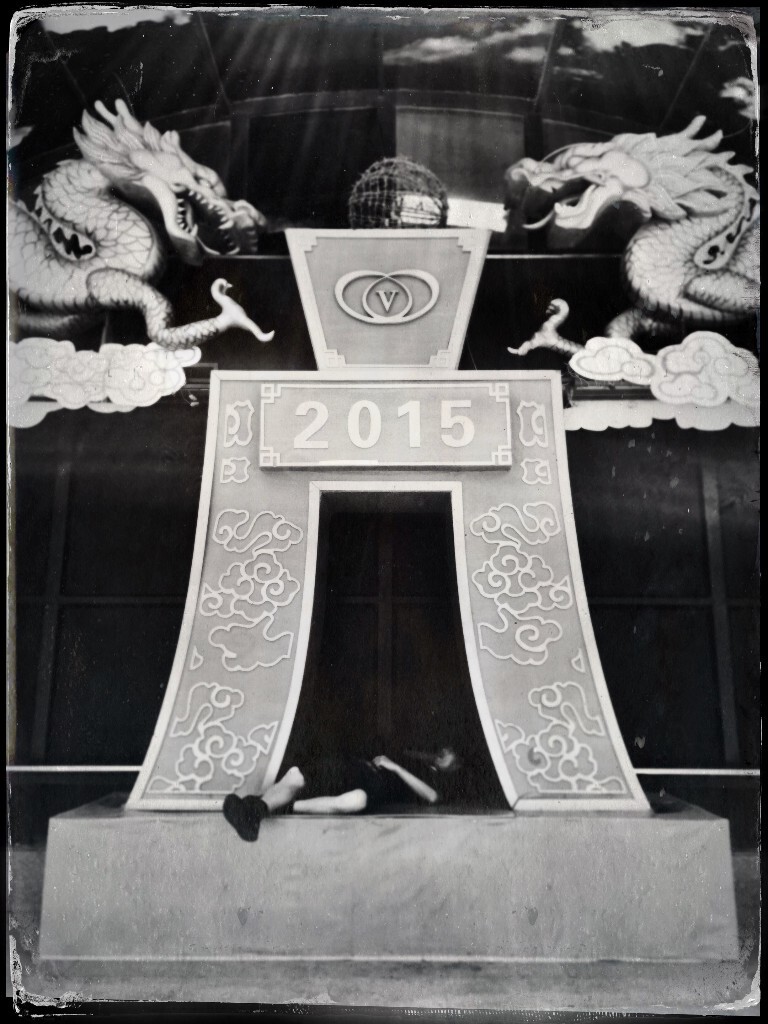“中国梦”，酣睡在广场上的一个中年男子。（手机拍摄）