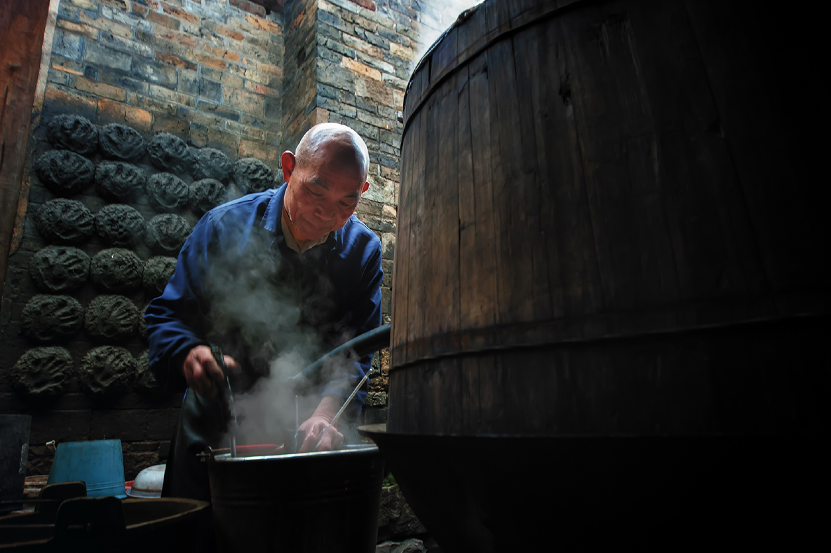 湘南小城传统法酿酒老人