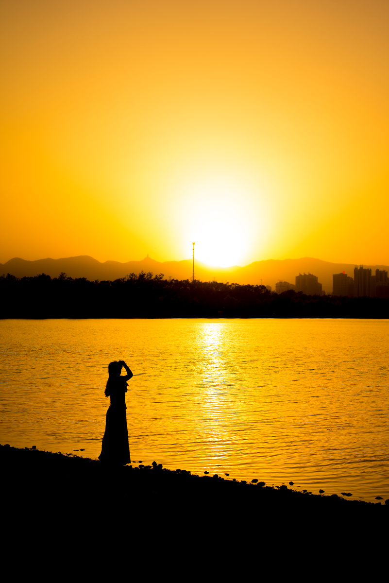 一个人,一座城,一轮片湖海,一轮夕阳.