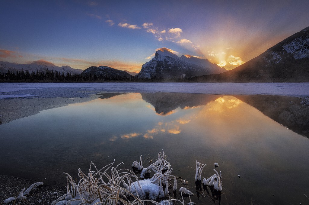 冬天的朱砂湖，越寒冷越是美丽。这天早上Banff 零下27度，风冷零下35度，朱砂湖的不冻湖边结满了美丽的冰霜，日出时分，霞光万丈。