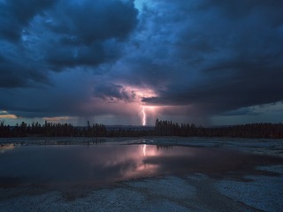 20170823_Yellow Stone Lightning-1
