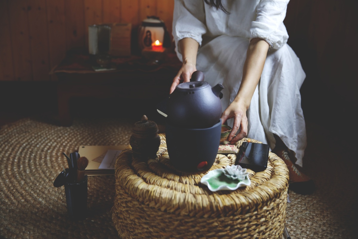 倚窗听雪落,围炉煮茶喝.