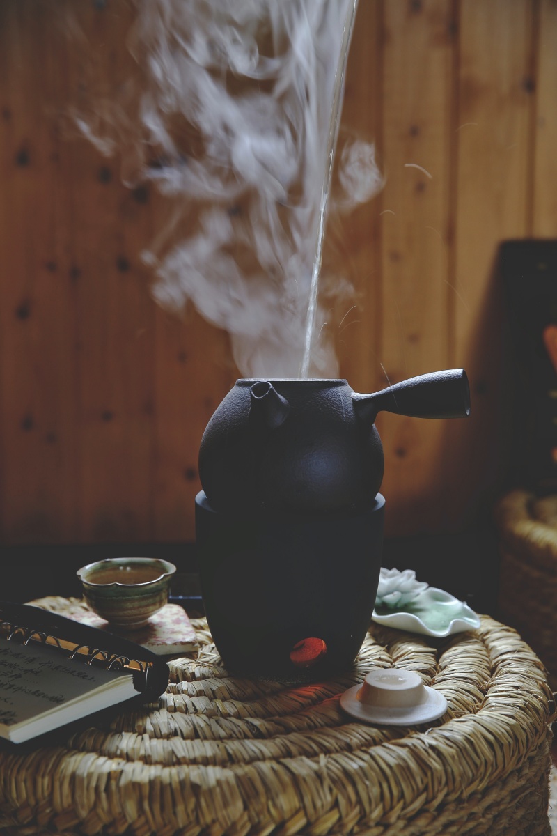 倚窗听雪落,围炉煮茶喝.