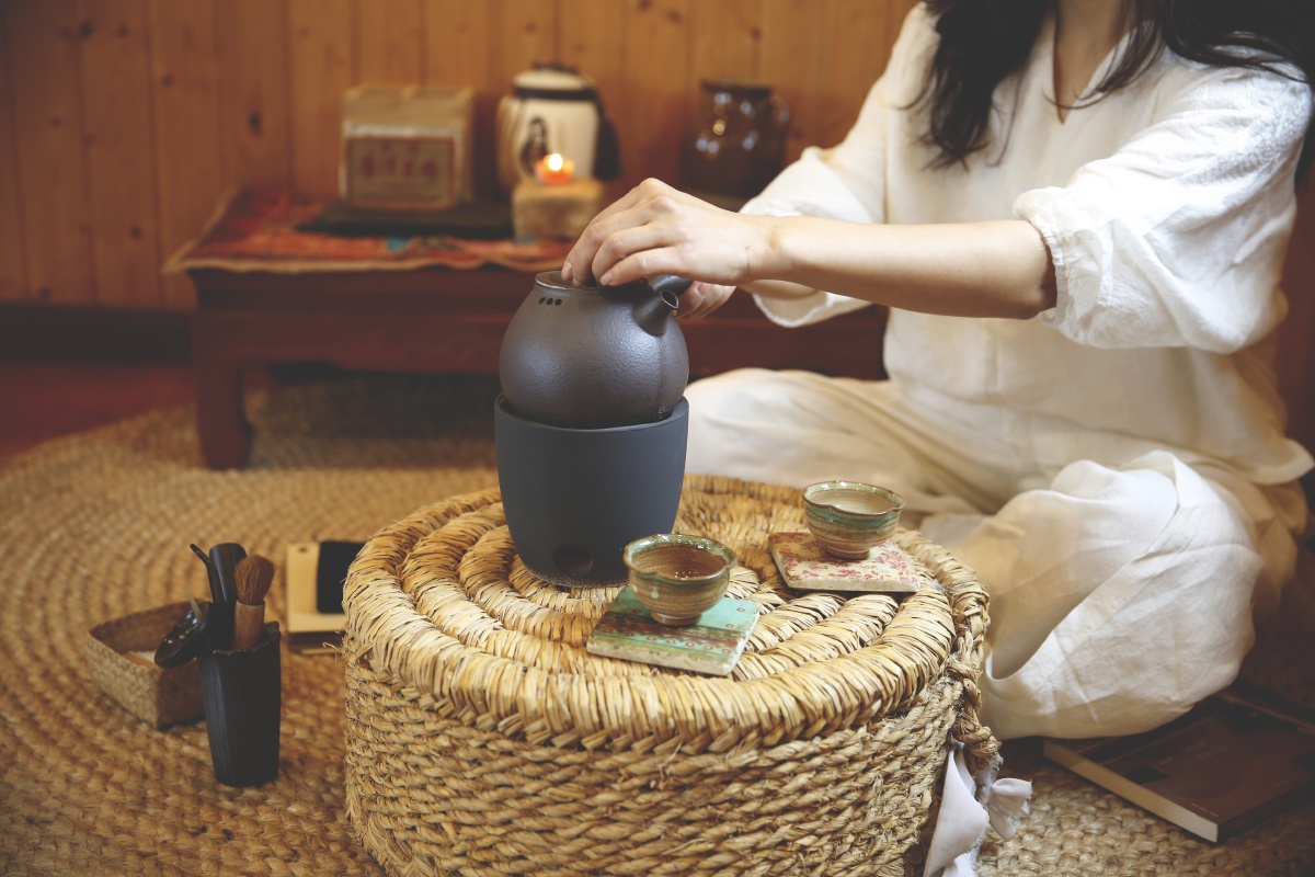 倚窗听雪落,围炉煮茶喝.