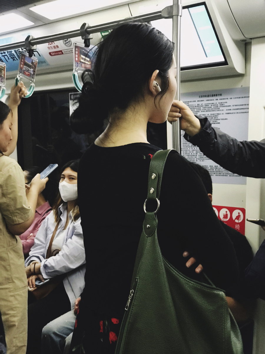 地铁上气质女孩背影