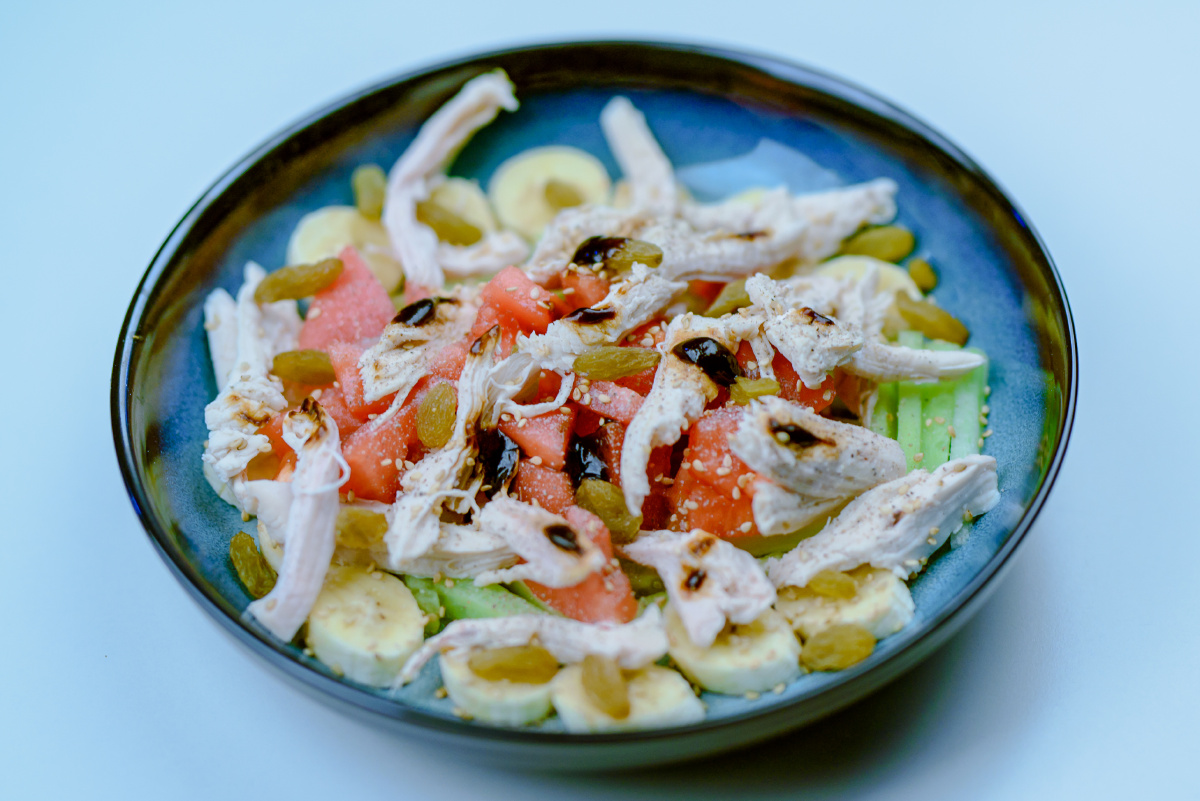 健身营养餐:手撕鸡胸肉水果沙拉