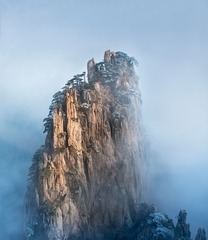 雾锁始信峰