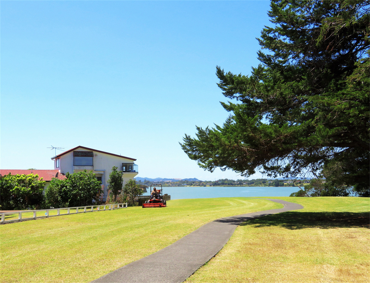 整洁宜居的海滨小镇风景