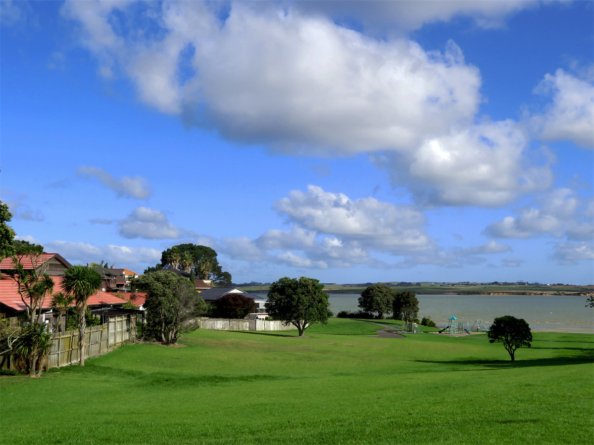 整洁的海滨小镇风景