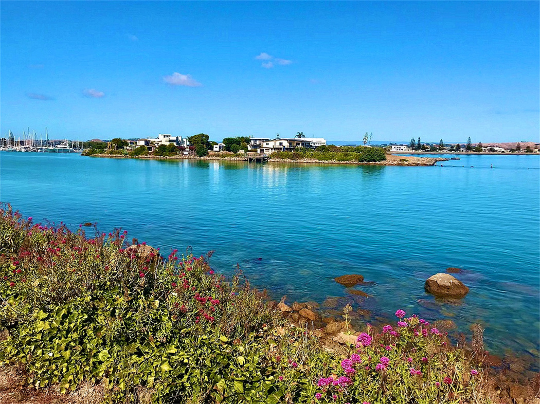 明媚的海滨小镇风景