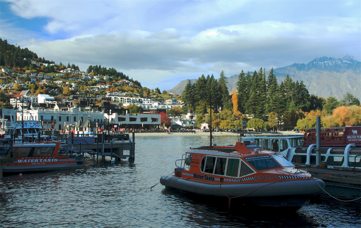 皇后镇湖畔风景