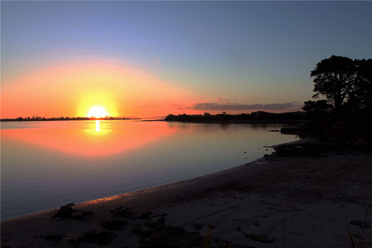 傍晚的海边小镇风景