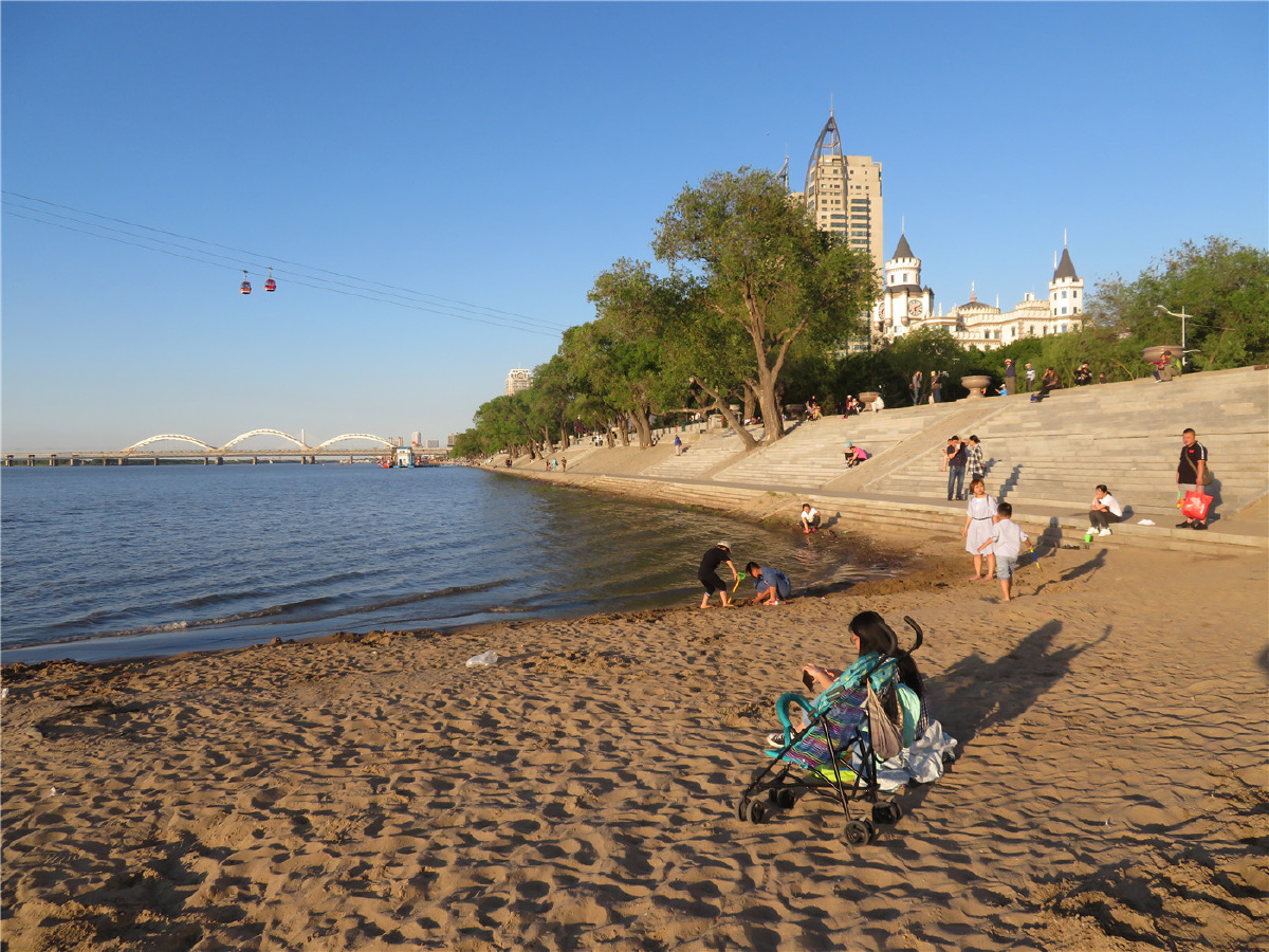 哈尔滨松花江畔风景