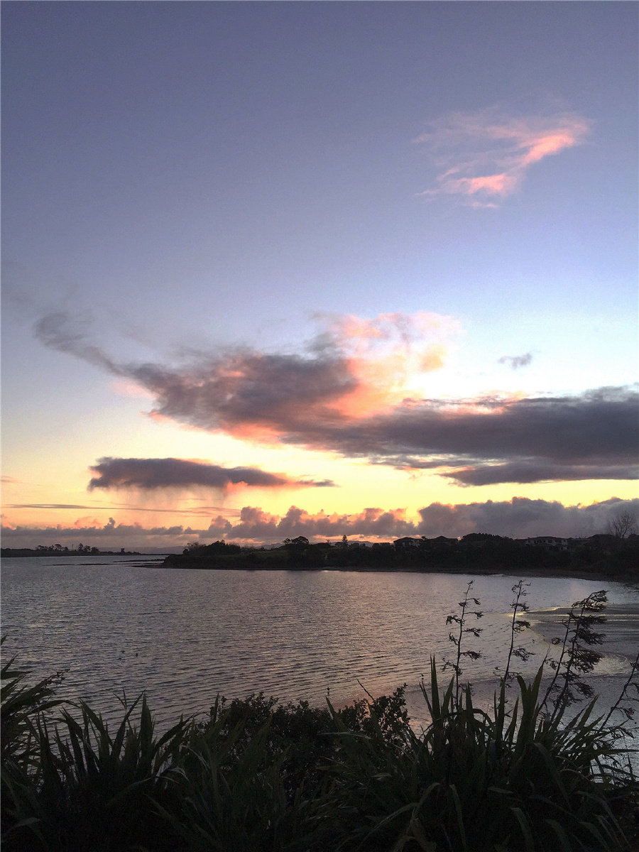傍晚的海滨小镇风景