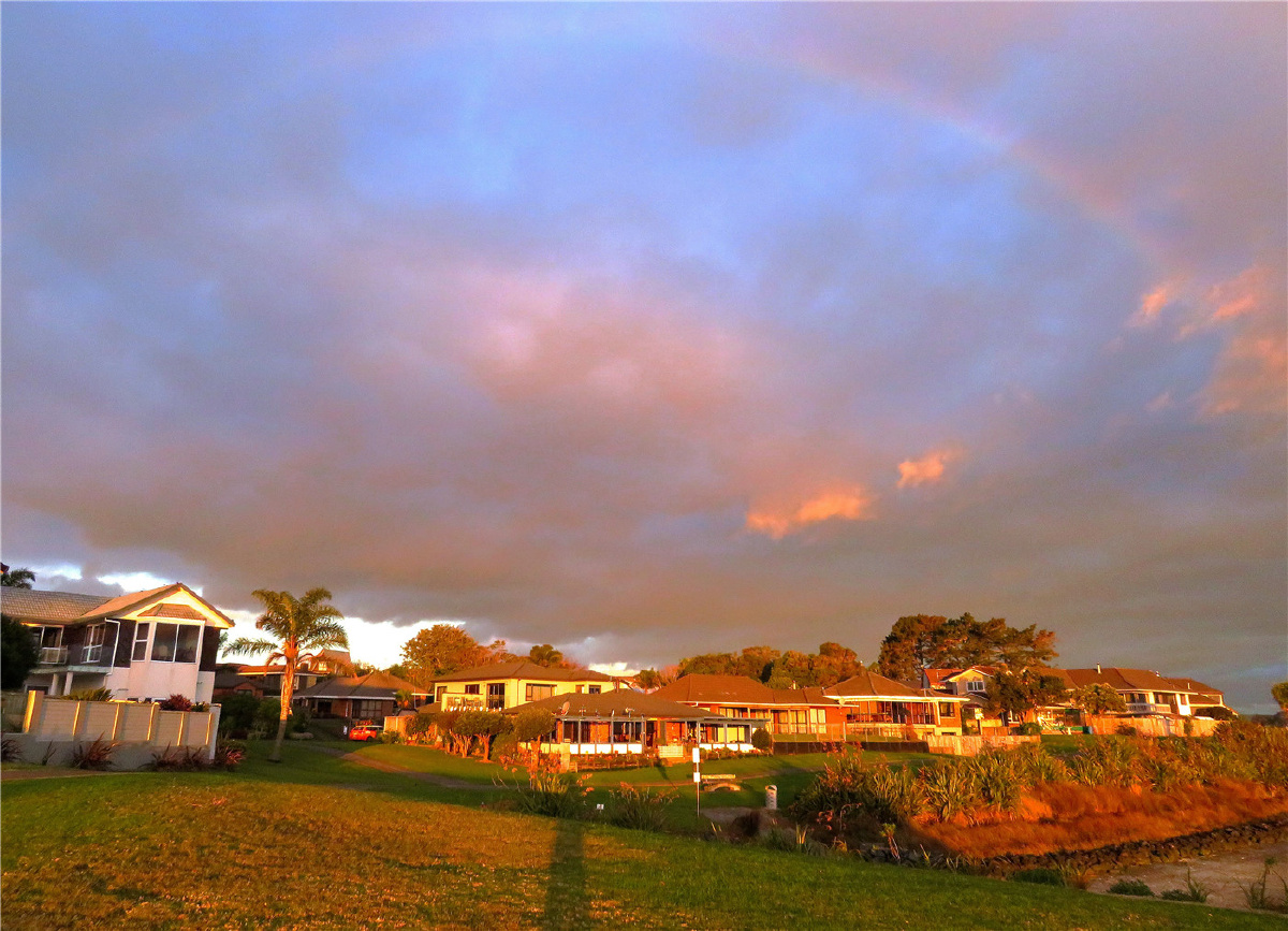 海滨小镇夕阳风光