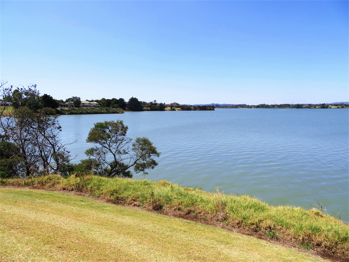 整洁宜居的海滨小镇风景