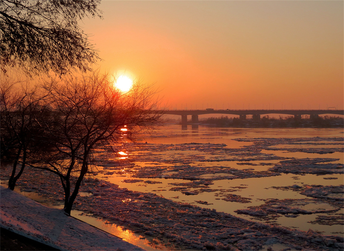 哈尔滨松花江畔冬季夕阳风景