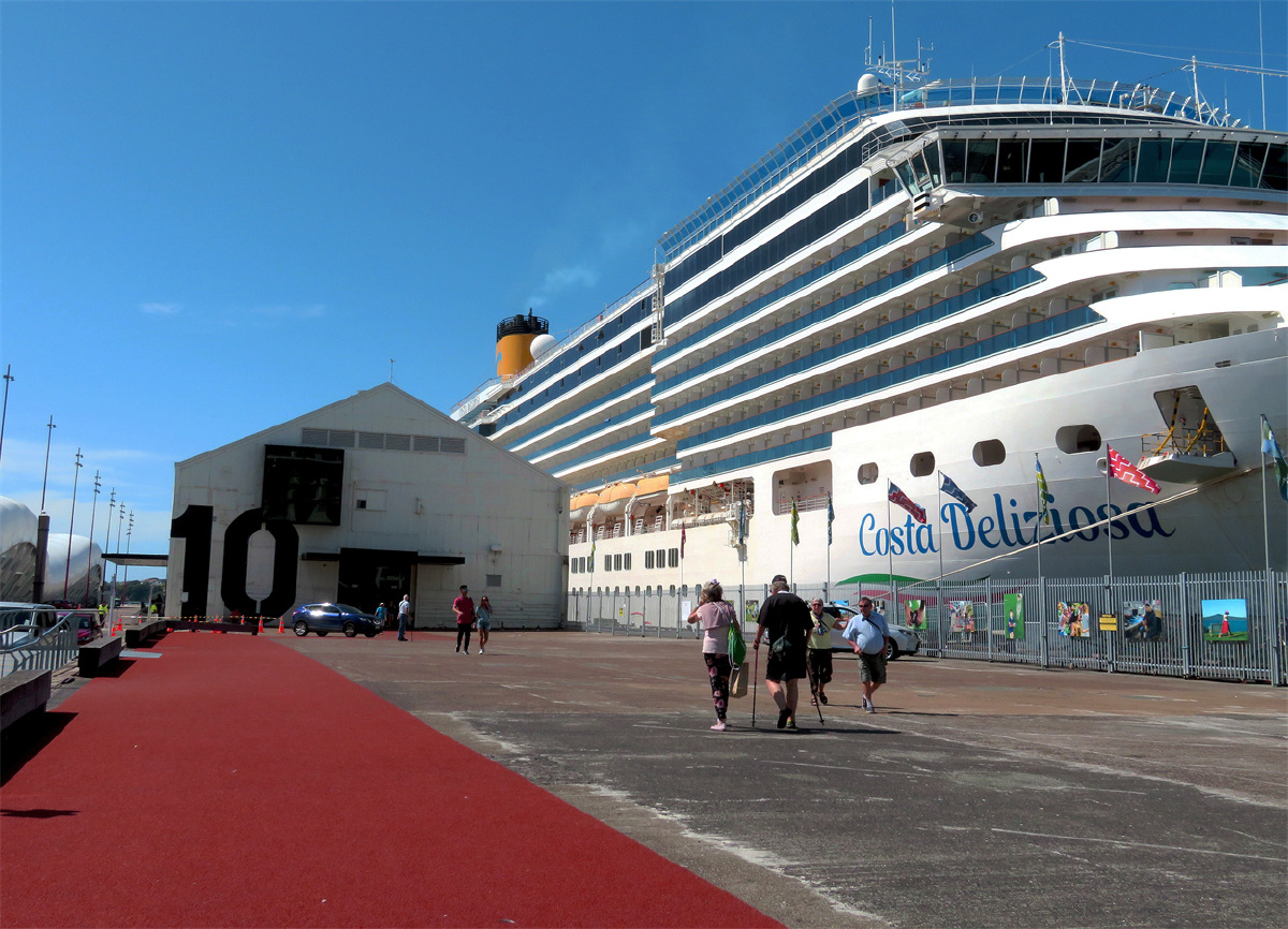 抓拍港口豪华邮轮