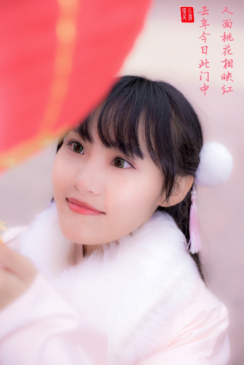 舞低杨柳楼心月,歌尽桃花扇底风。