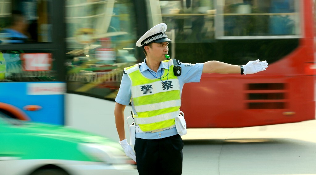 在安徽省安庆市这条车流密集的路口,他一站就是5年。1600多个日夜,练就了他一双如鹰般犀利的眼睛。脱下制服,他流露出警察身份之外,一普通男人的喜怒哀乐。烈日当头的正午,难得休息的胡义兵乘车100多公里,想尽快见到远在何畈村老家的父母。