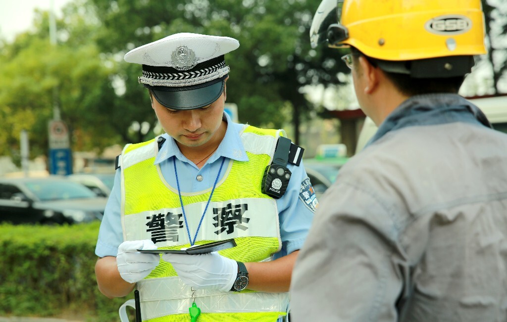 胡义兵今年30岁,大学本科学历,工学学士学位,2010年通过公务员考试,进入交通警察队伍工作。此前,他曾在合肥市高新区干过两年老本行——商业化软开发。他的转行,得到了家人的一致支持。