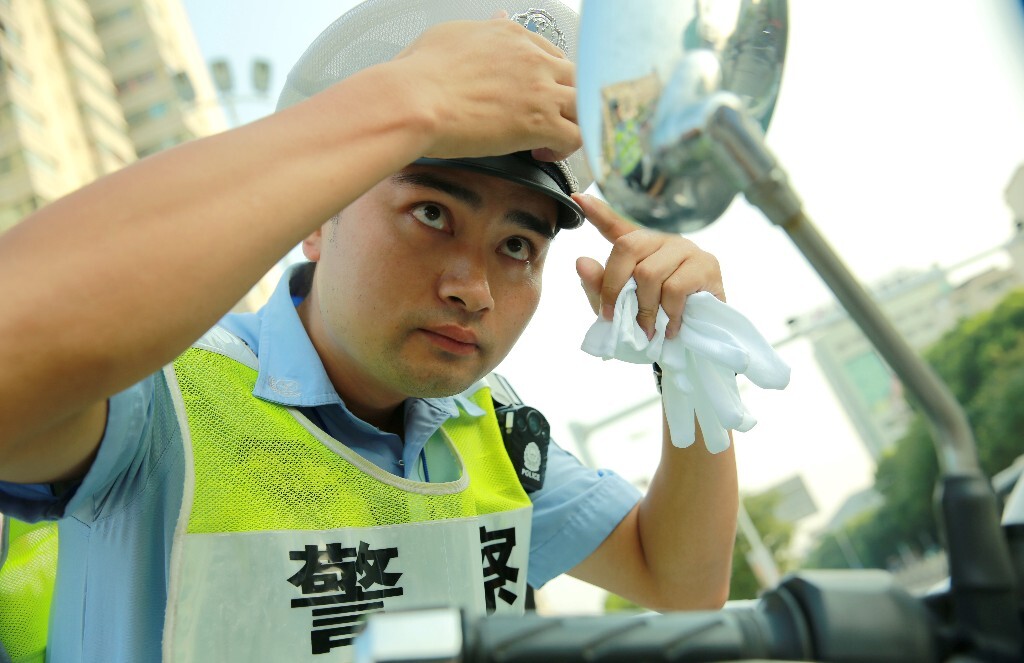 “经常从这走的车辆和行人,我都熟悉。”5年,1600多个日夜的执勤、巡逻、夜查、处理违章与事故,练就了他一双猎鹰般犀利的眼睛。无论哪个时段,胡义兵对这个路口和周边的交通情况都了如指掌。