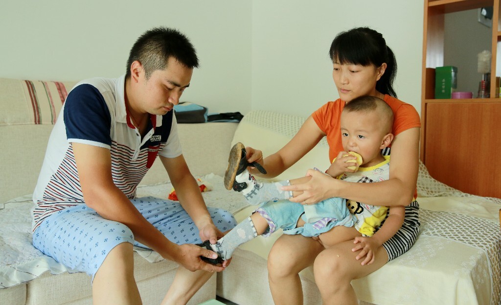 胡义兵愧疚地提起,其实这是他和妻子的第二个孩子。2012年,安徽省夏秋社会治安整治期间,正好妻子怀孕。因为无暇接送照顾妻子,她独自骑车上班,一场意外导致了他们第一个孩子流产。