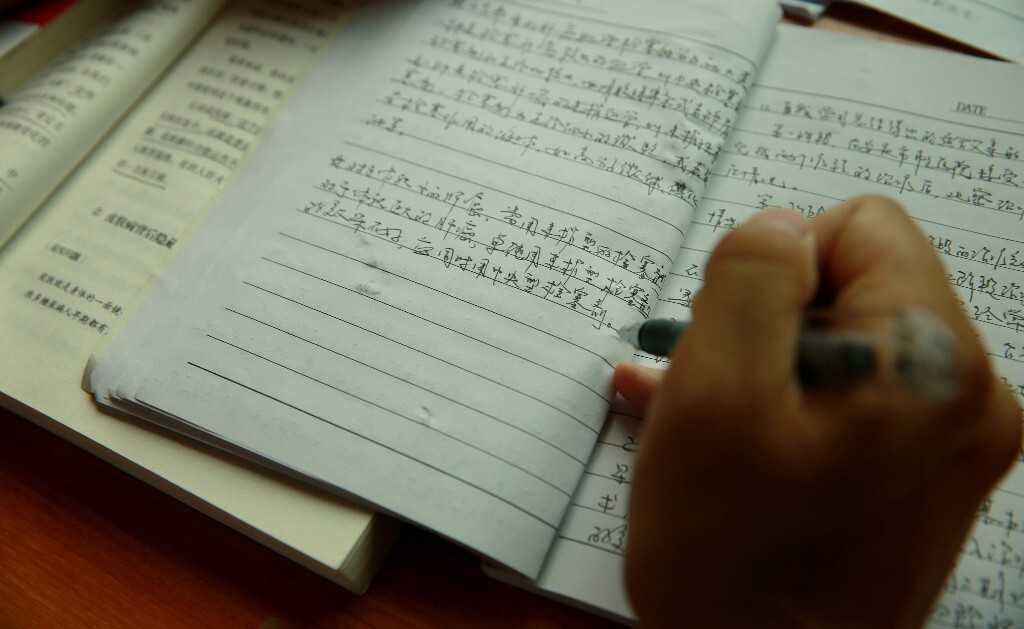 他买了大量关于癌症的医学书籍,研究病灶的原理,上网查询对症下药的方法,最后将母亲身体调理方案定格在“五红汤”的食材疗法:用红豆、红枣、枸杞、红皮花生加红糖,每天熬一大锅,让母亲以此为食,顺利完成后期化疗。化疗结束后,胡义兵又在网上帮母亲预约了上海的中医,用中药进行调理。