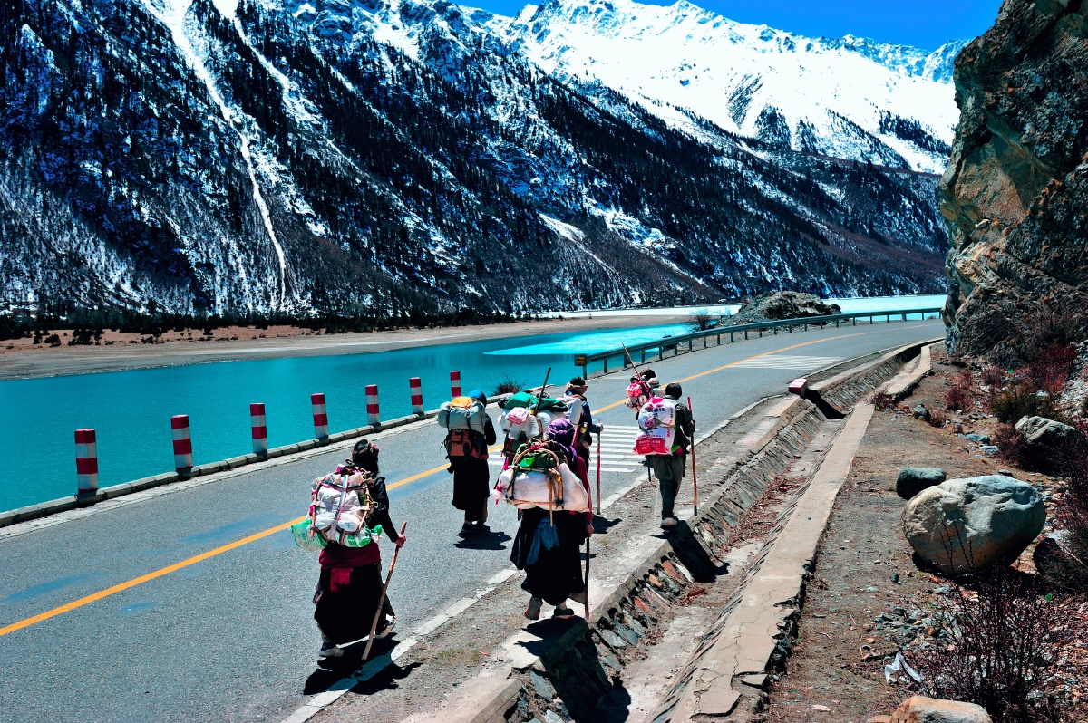 朝拜路上形色匆