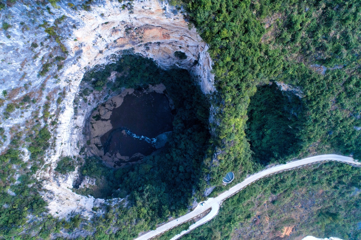 两张不同季节航拍的广西巴马凤山交界的好合天坑,后面这张洞
