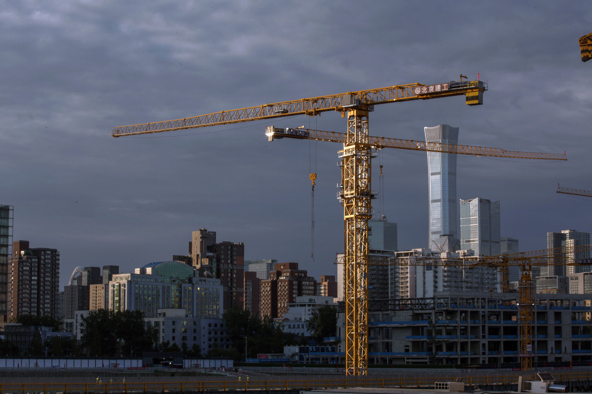 晨光中的建筑施工工地
