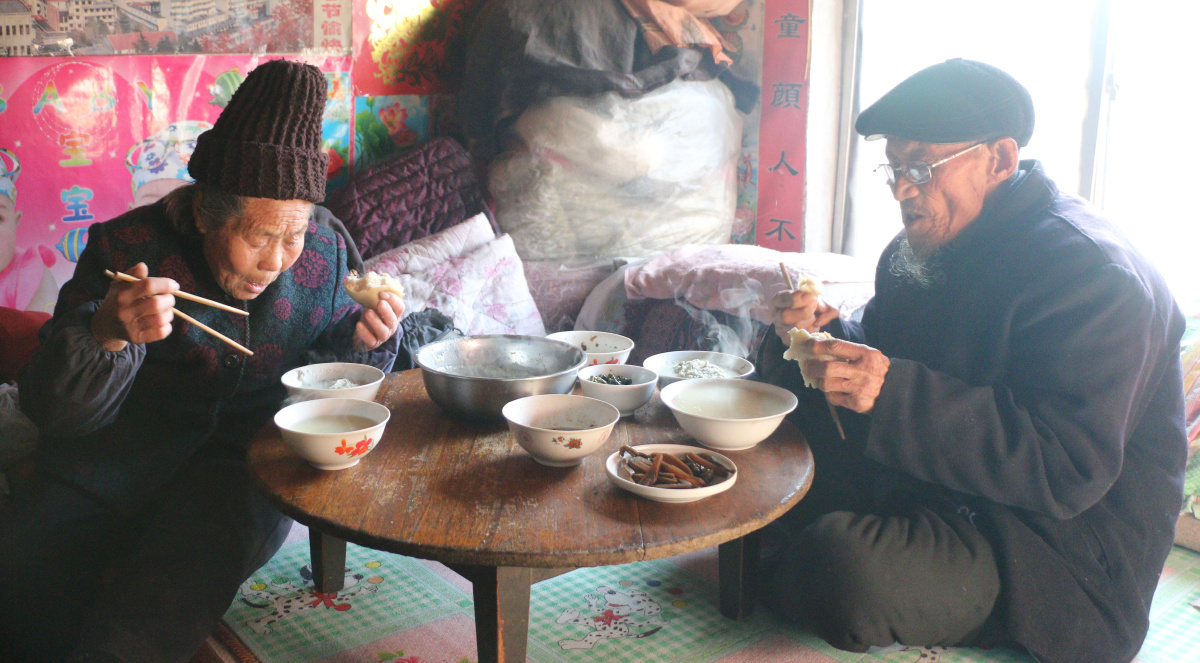 饭桌上,他们都默默的吃着饭,遵循着老一套的"吃饭不语".