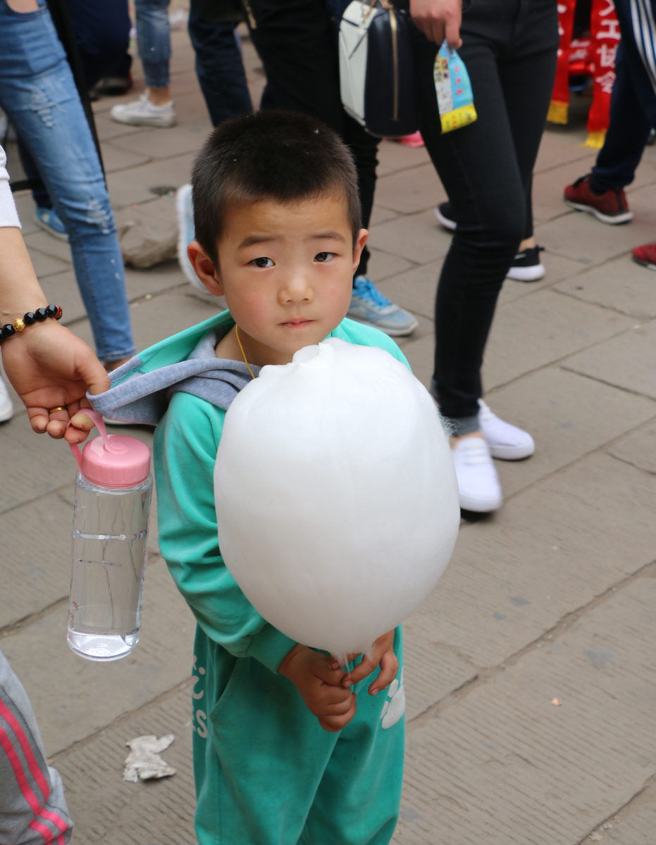 吃棉花糖的小孩
