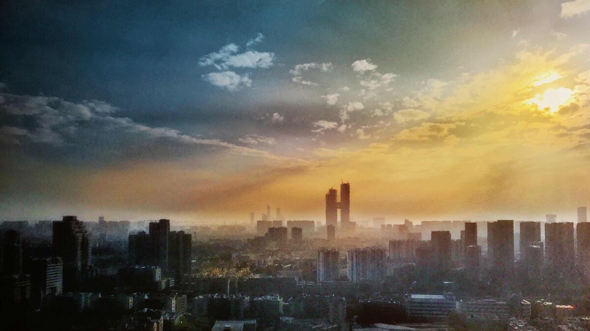 手机拍摄，日落时分城市风景。