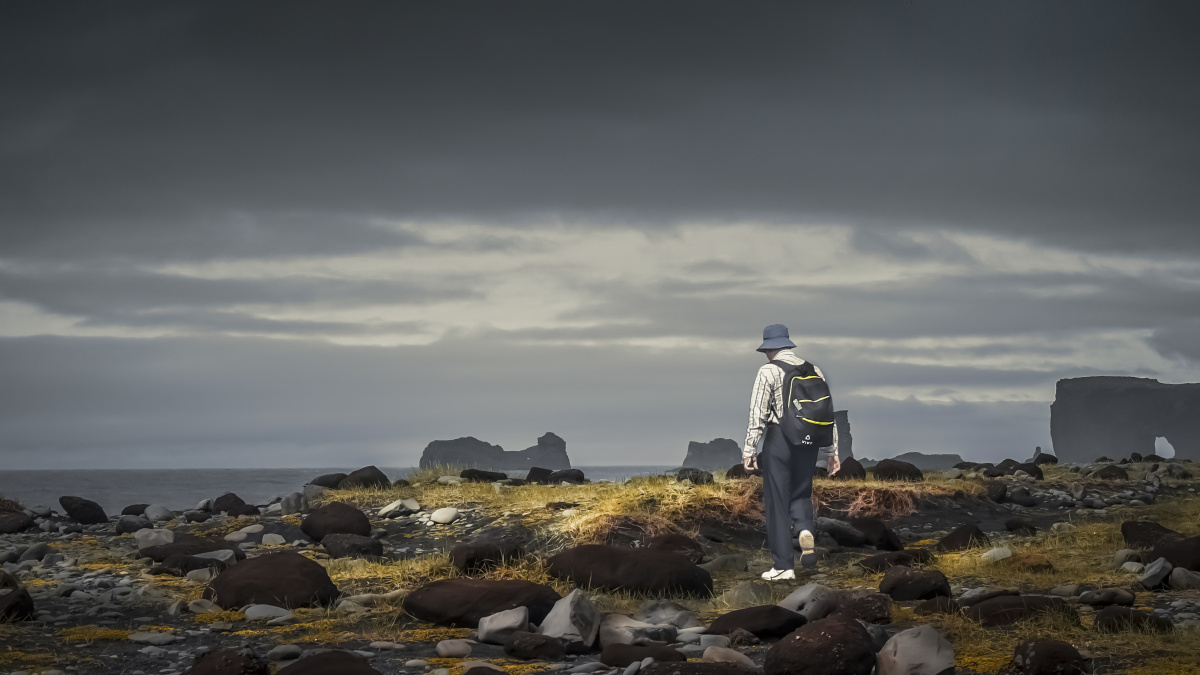 行走在冰岛黑沙滩海边 - 独行者a