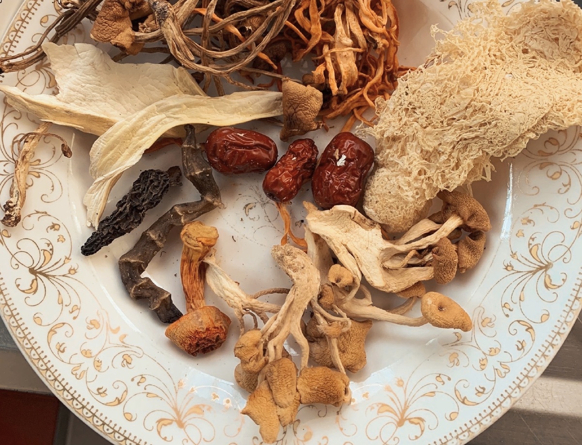 下先准备养生食材烧水炖鸡