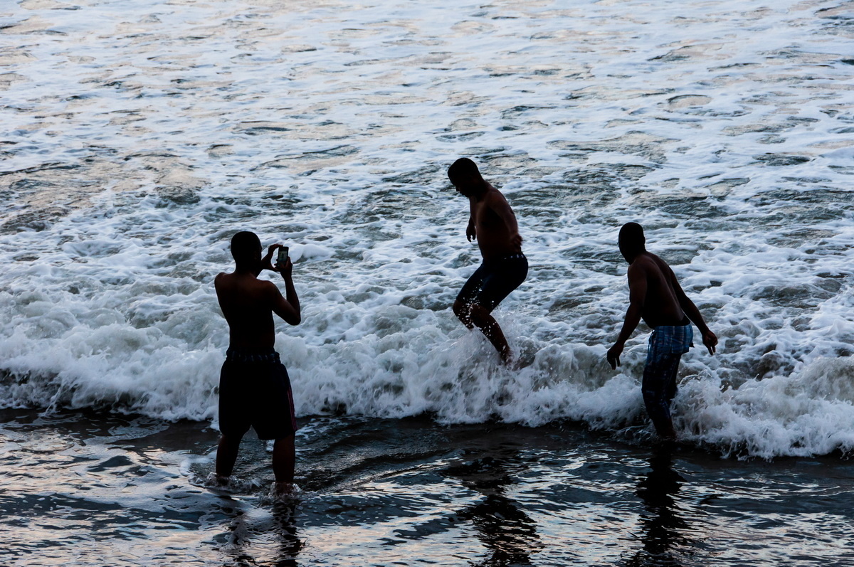 richards bay港,海边浴场的三个黑人小伙子.
