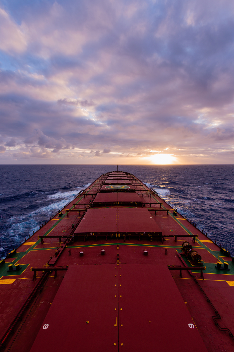 18万吨的散货船航行在夕阳 - 马汉 - 图虫