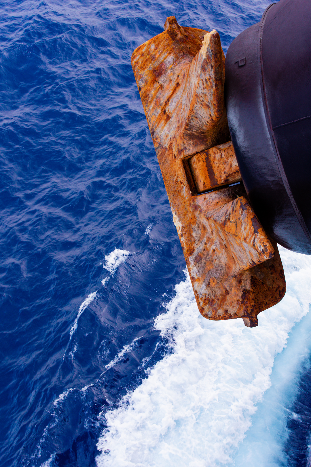 大船航行上锚挂在船头的船舷边