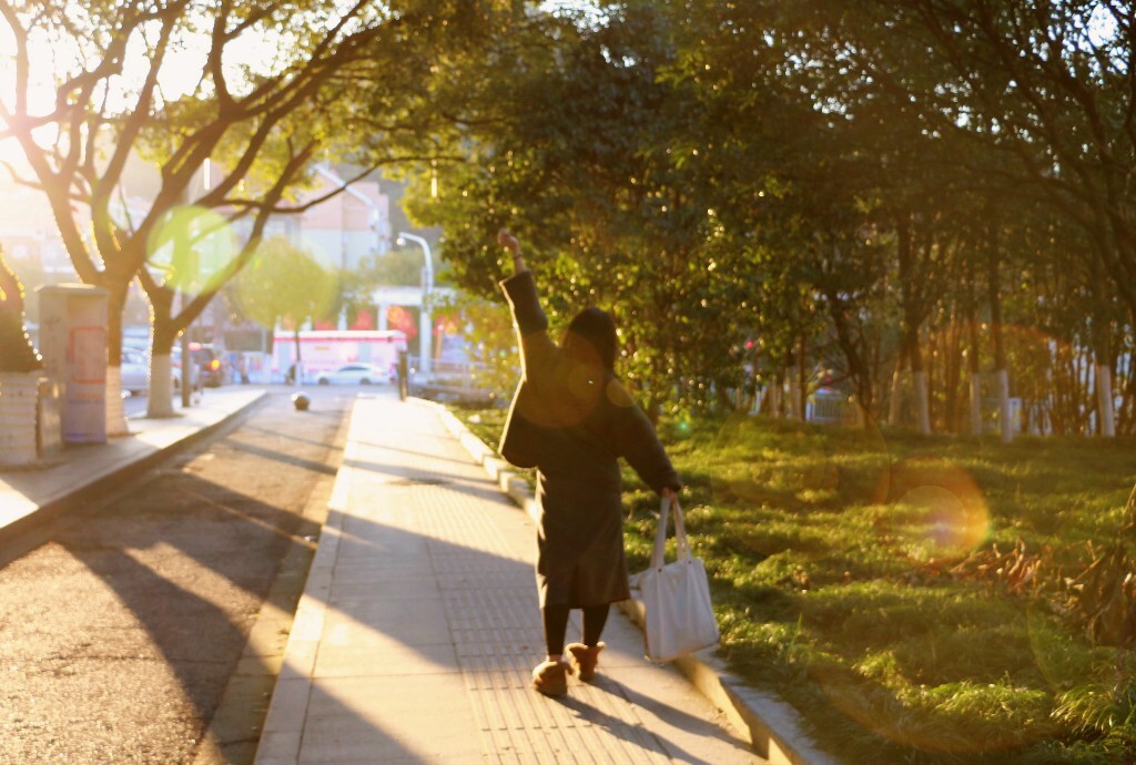 我们还是青春的姿态，<br />
我们还在青春里继续行走，<br />
想要平静地执着热烈地冷寂地守护着，<br />
以不至于在这瞬息万变光怪陆离的世界里沉沦和迷失