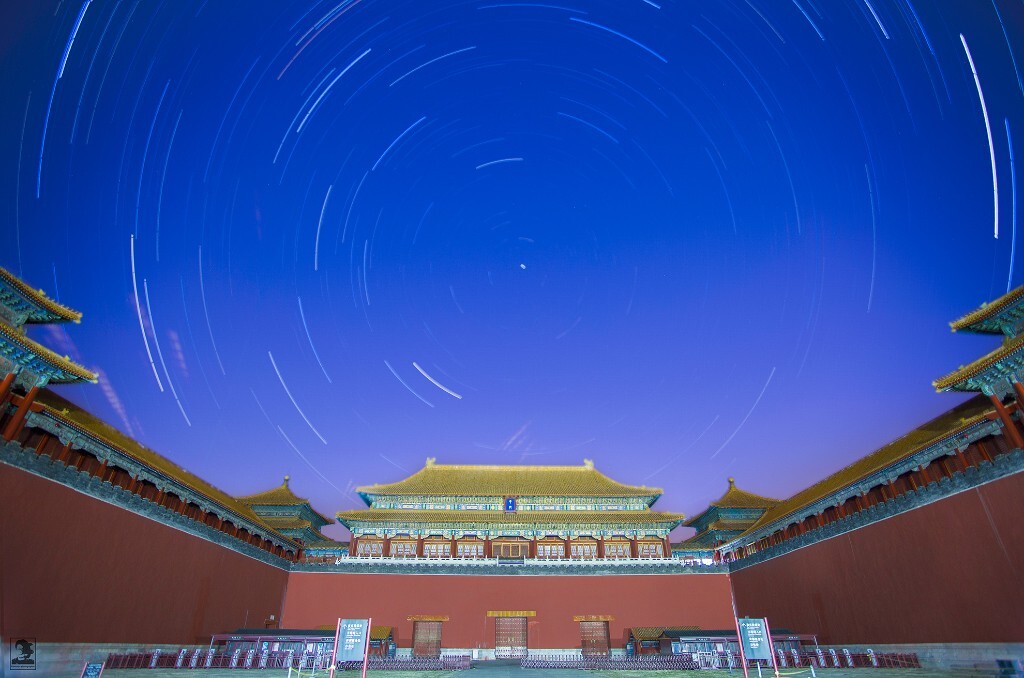午门星轨，斗转星移，仰望星空，感受午门在繁星映衬下的壮观。  你们在休息吗？我们在探索星空。