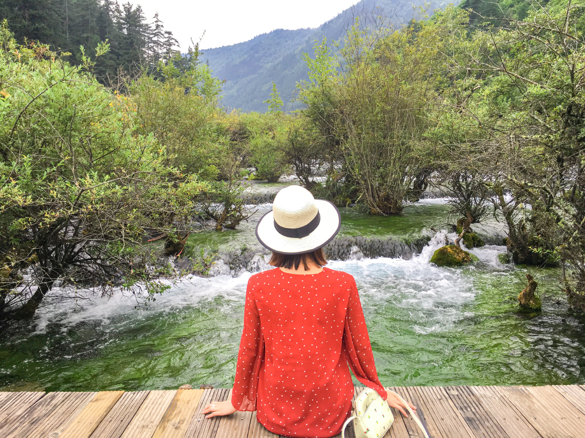 四川九寨沟的美景和美女的背影融为一体手机随拍