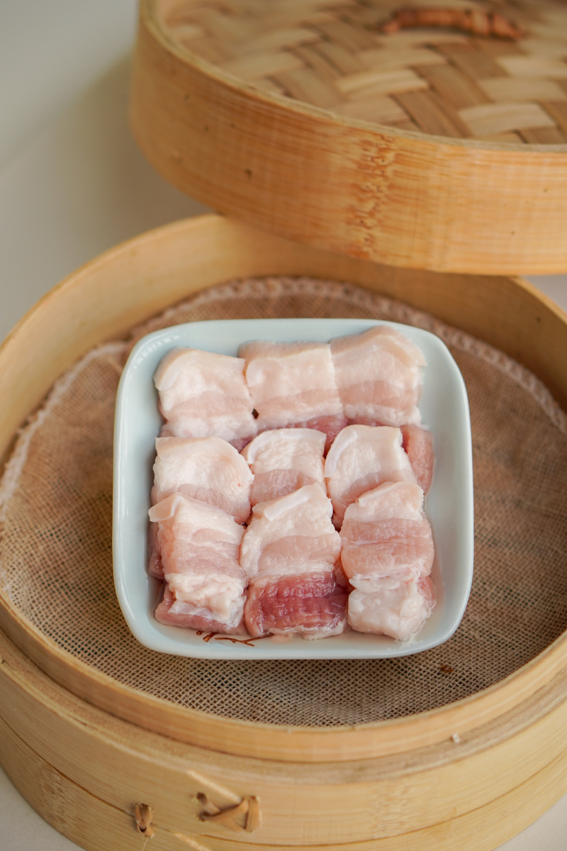 蒸笼里的一碟新鲜五花肉片