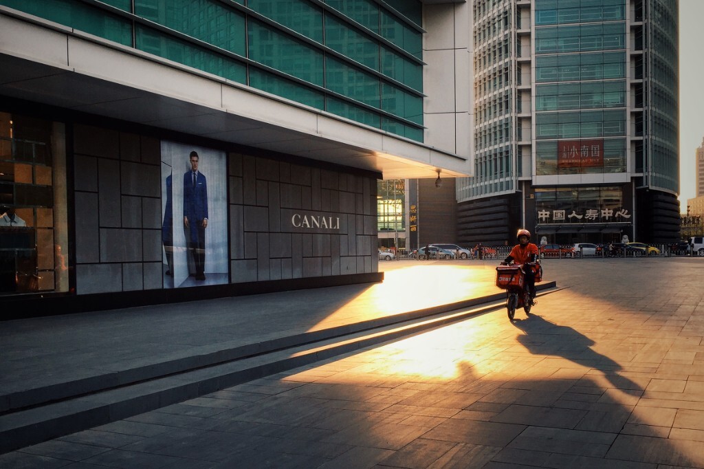 夕阳，金融街的外卖小哥又开始忙碌起来......