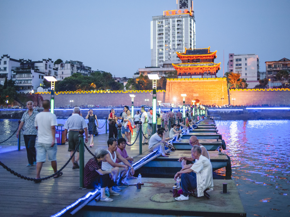27,2016年7月,兰江上的浮桥,市民通过浮桥走向江中央的中洲公园,有些