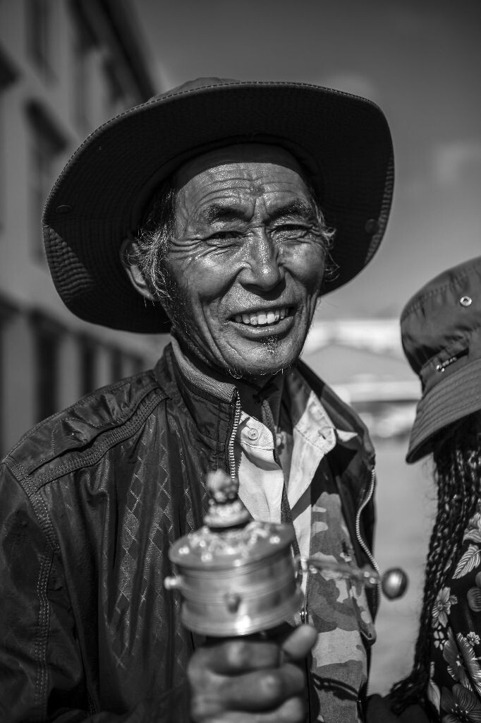 青海，蒙古族的大叔，在韩红爱心基金会公益义诊活动现场。他患有严重的风湿症，得知有义诊活动，走了两个小时到现场。“真的很开心你们从那么远的地方来关心我们，我为你们祈祷，祝你们一路上平安。”