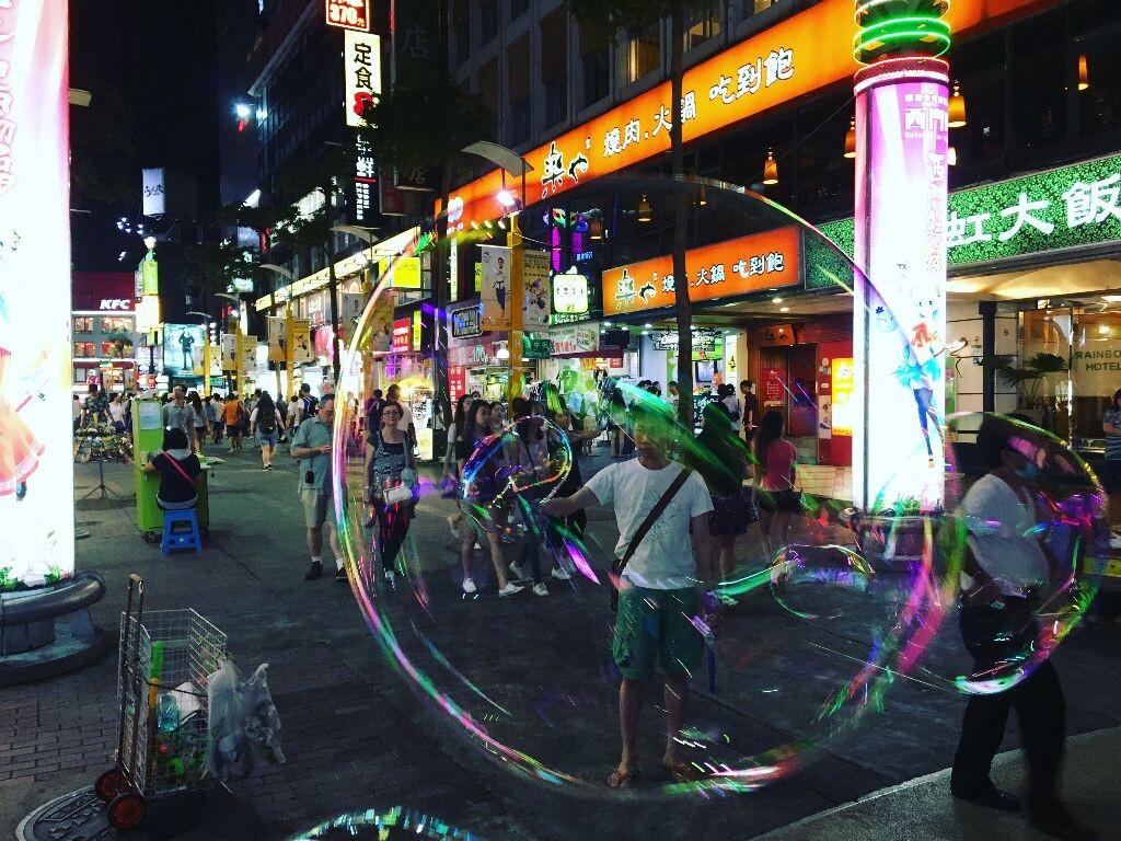 台北，东门町。一名正在兜售吹泡泡棒的男子。